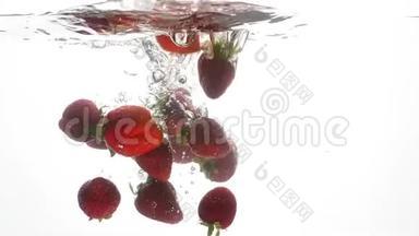 特写慢动作<strong>视频</strong>，红色草莓在冰冷的清水中<strong>飘</strong>落飞溅